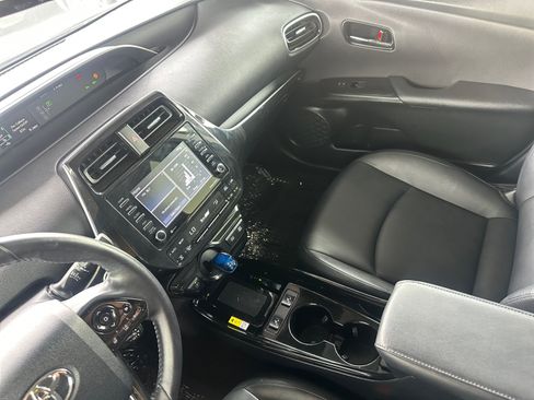 Used 2022 Toyota Prius AWD image 19