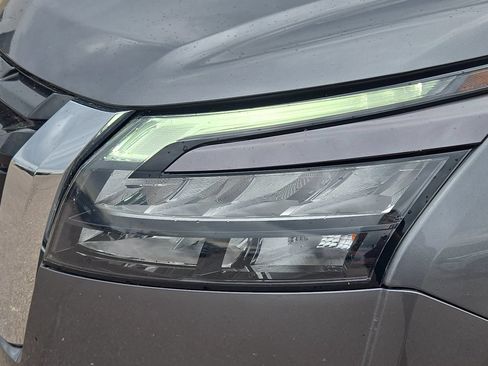 Used 2025 Nissan Pathfinder SV FWD image 12