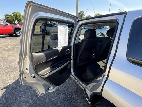 Used 2010 Chevrolet HHR LT FWD image 24