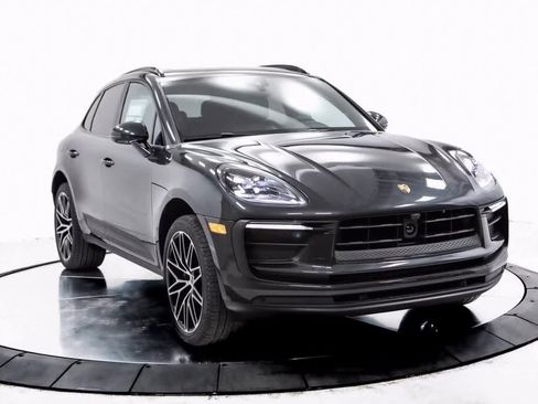 Certified 2025 Porsche Macan image 9
