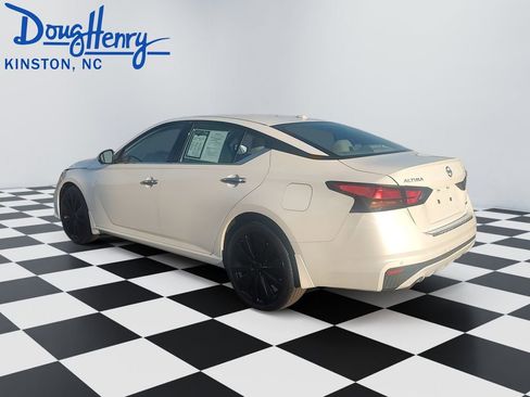 Used 2022 Nissan Altima 2.5 Platinum image 3