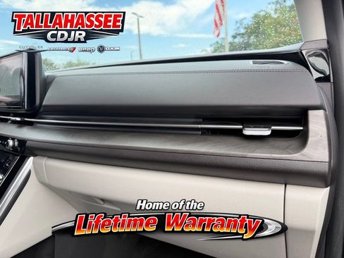 Used 2024 Kia Carnival EX FWD image 31