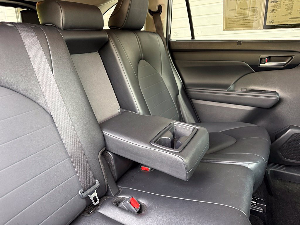 Used 2025 Toyota Highlander XLE AWD/4WD image 40