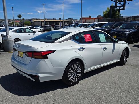 Used 2025 Nissan Altima 2.5 SV FWD image 4