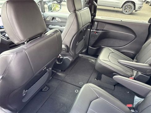 New 2025 Chrysler Pacifica Select image 30