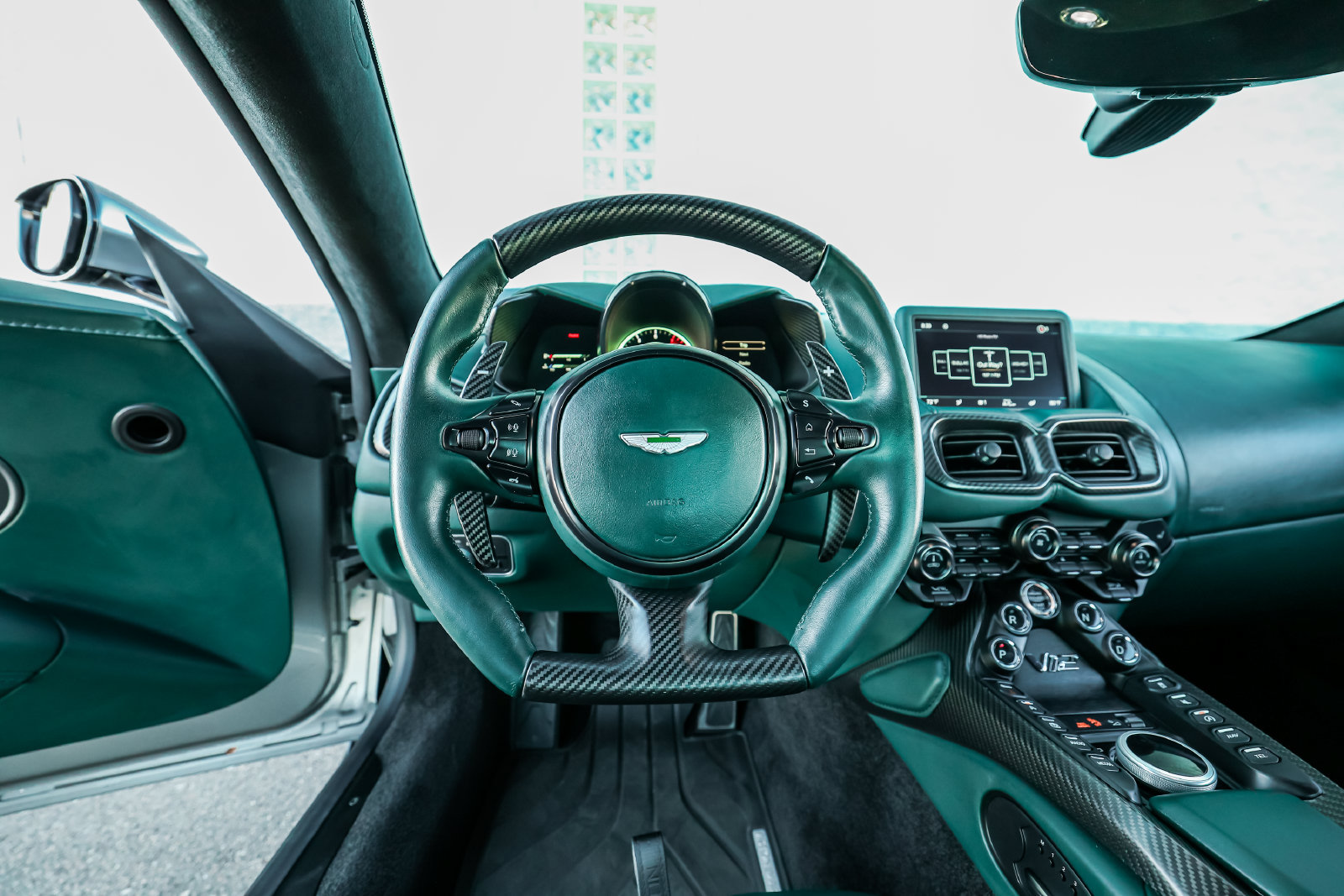 Used 2023 Aston Martin V12 Vantage RWD image 31