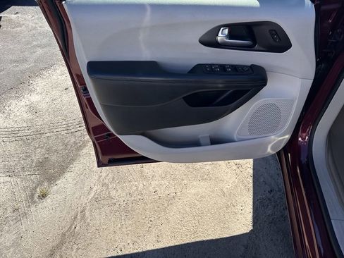 Used 2020 Chrysler Pacifica Limited image 10
