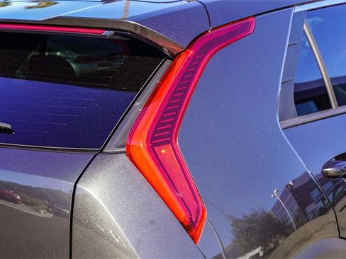 Certified 2025 Kia Niro LX image 8