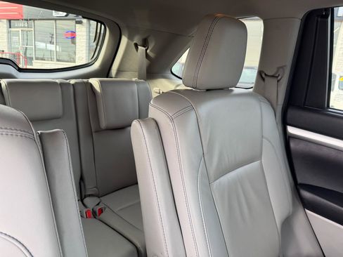 Used 2019 Toyota Highlander XLE AWD/4WD image 17