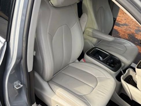 Used 2021 Chrysler Pacifica Touring-L image 24