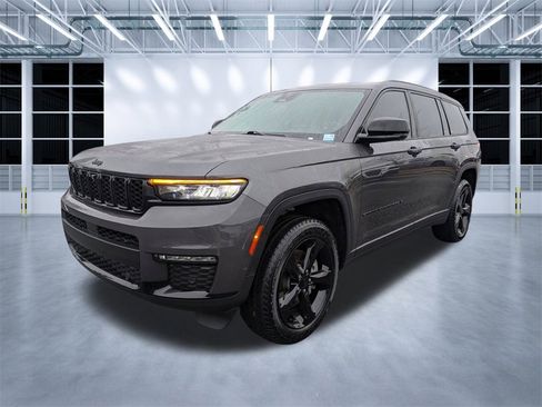 Used 2023 Jeep Grand Cherokee L Limited w/ Luxury Tech Group II image 7