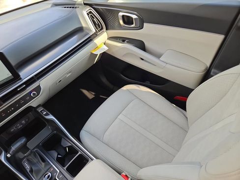 Used 2025 Kia Sorento EX w/ Panoramic Sunroof Package image 14