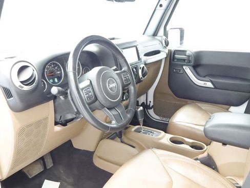 Used 2017 Jeep Wrangler Unlimited Sahara w/ Connectivity Group AWD/4WD image 25