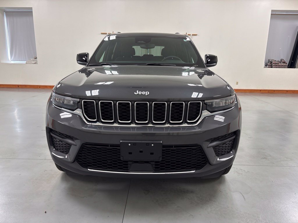 Used 2024 Jeep Grand Cherokee Laredo X w/ Luxury Tech Group I AWD/4WD image 3