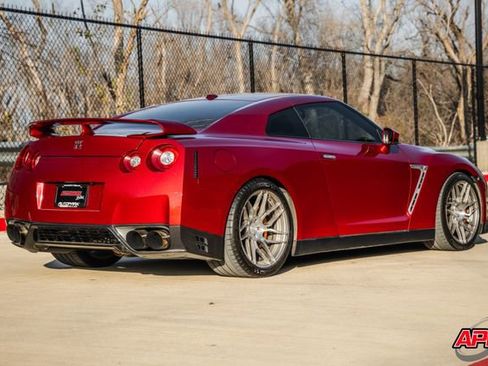 Used 2015 Nissan GT-R Premium image 4