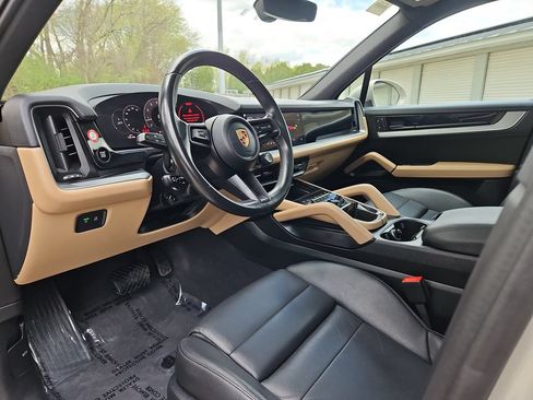 Certified 2024 Porsche Cayenne AWD/4WD image 4