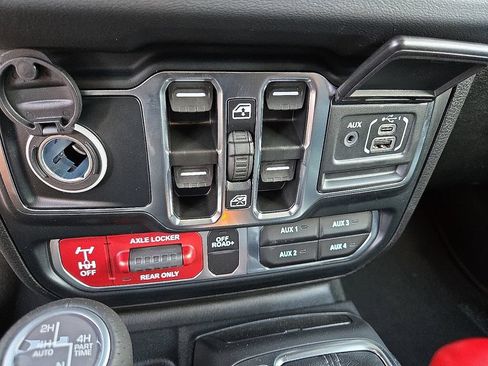 Used 2024 Jeep Gladiator Mojave AWD/4WD image 13