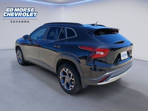 Used 2025 Chevrolet Trax LT w/ Sunroof Package FWD image 3