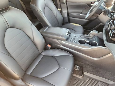 Used 2025 Toyota Highlander XLE image 10