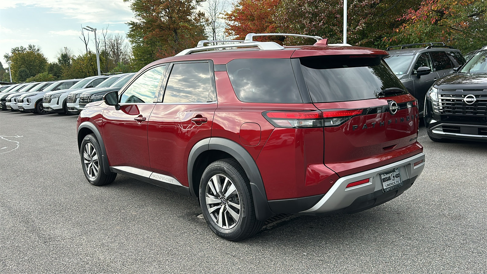 Used 2022 Nissan Pathfinder SL w/ SL Black Package AWD/4WD image 8