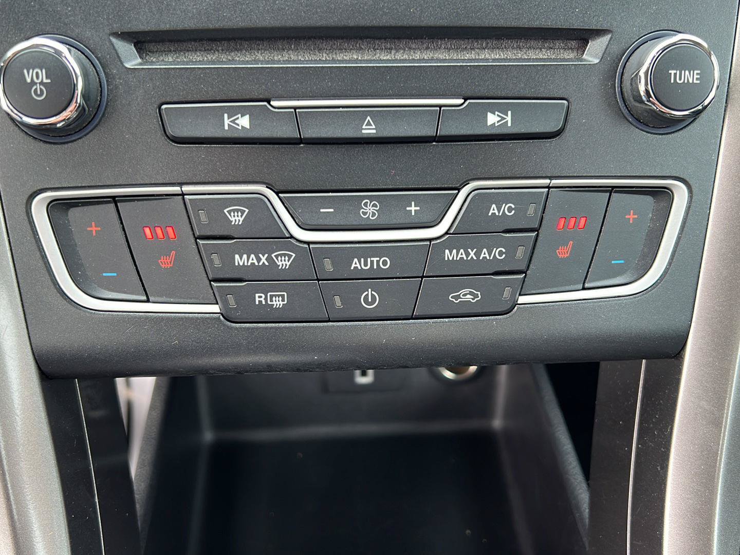 Used 2018 Ford Fusion SE w/ Fusion SE Technology Package FWD image 13