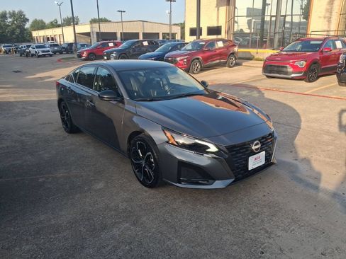 Used 2025 Nissan Altima 2.5 SR FWD image 6