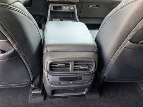 Used 2025 Honda Pilot Touring image 19