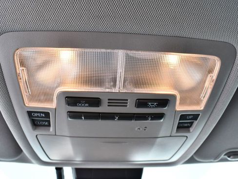 Used 2019 Toyota Highlander XLE AWD/4WD image 34