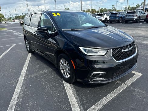 Used 2024 Chrysler Pacifica Touring-L FWD image 2