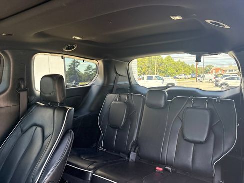 Used 2025 Chrysler Pacifica Limited FWD image 6