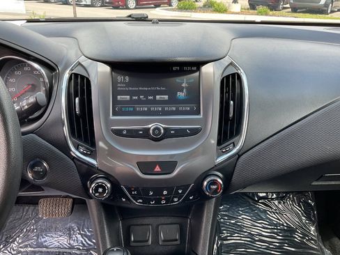 Used 2017 Chevrolet Cruze LT w/ Convenience Package FWD image 19