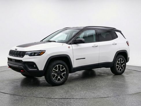 Used 2025 Jeep Compass Trailhawk AWD/4WD image 3