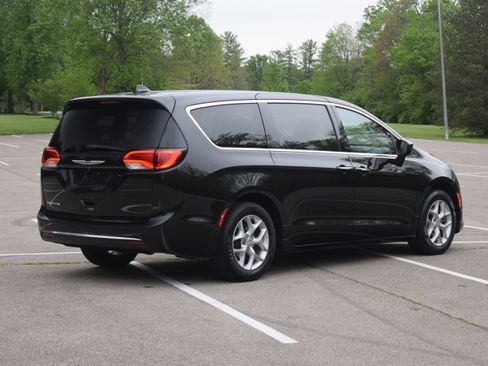 Used 2018 Chrysler Pacifica Touring Plus w/ Tire & Wheel Group FWD image 26
