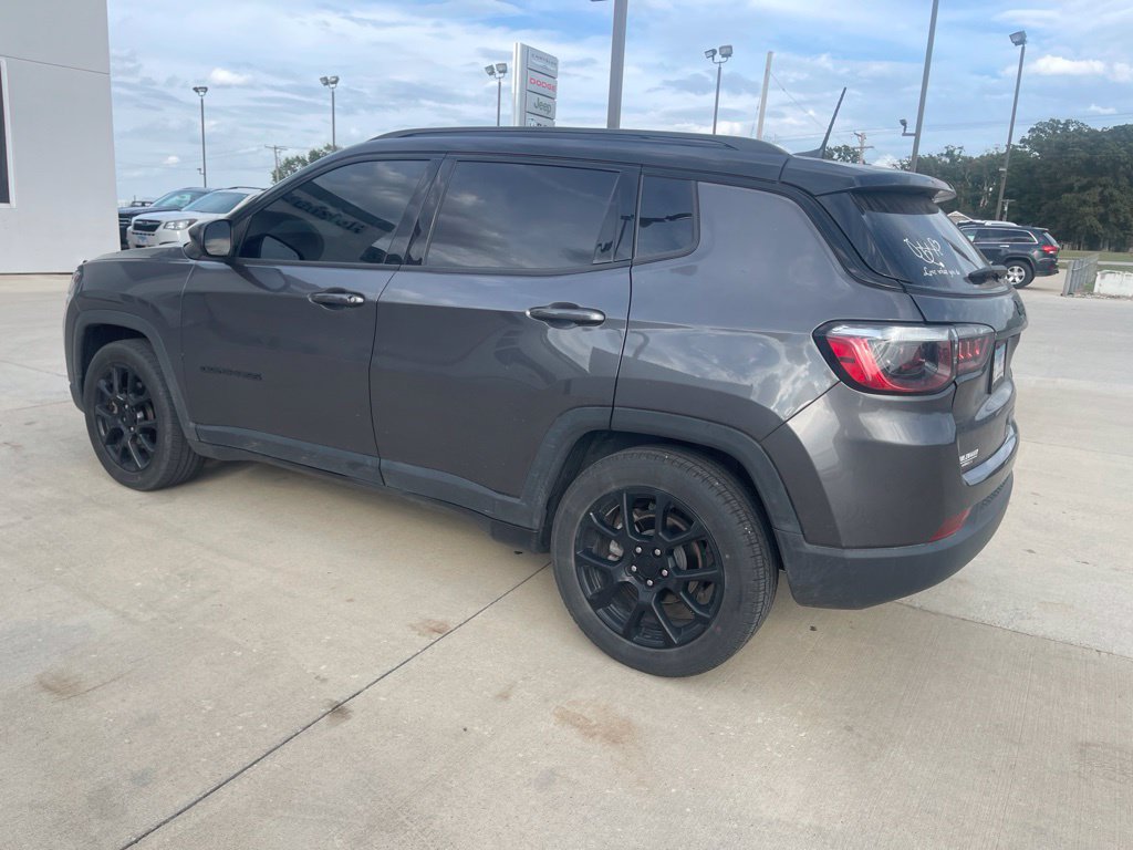 Used 2022 Jeep Compass Latitude FWD image 2