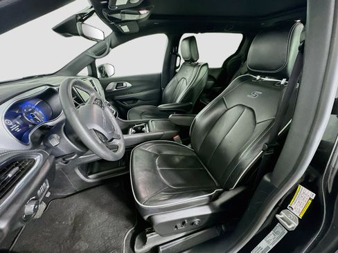 Used 2025 Chrysler Pacifica Limited FWD image 13