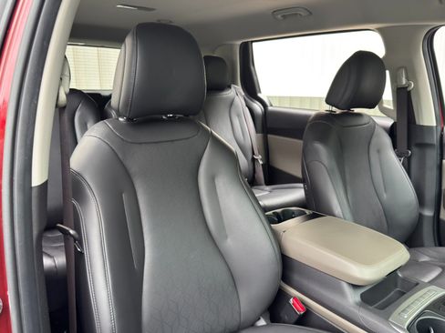 Used 2025 Kia Carnival FWD image 40