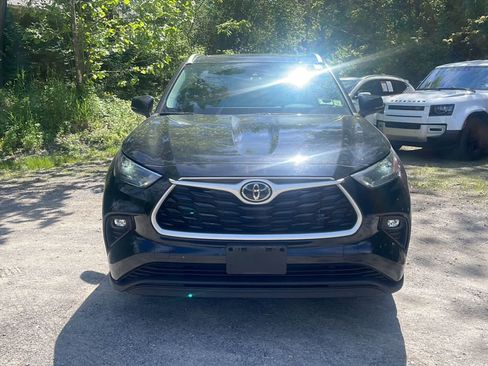 Used 2022 Toyota Highlander XLE AWD/4WD image 12
