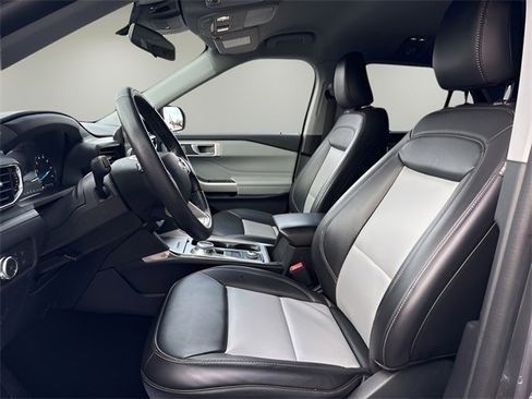 Used 2022 Ford Explorer XLT w/ Equipment Group 202A image 9