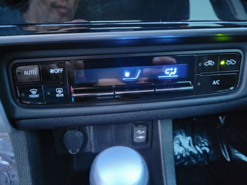 Used 2019 Toyota Corolla LE FWD image 36