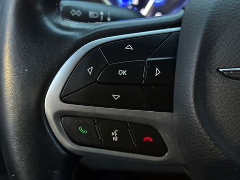 Used 2019 Chrysler Pacifica Touring-L image 21