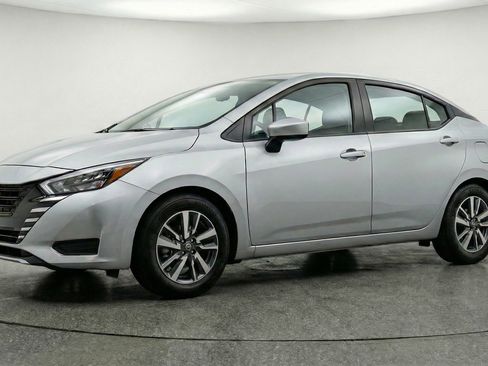 Used 2025 Nissan Versa SV image 3