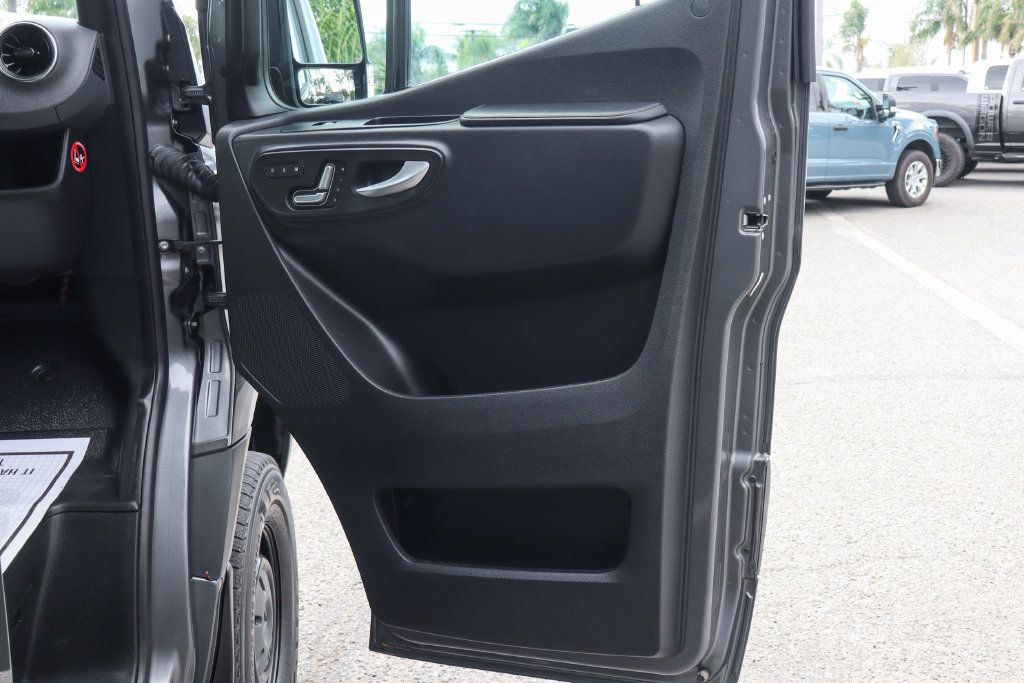 Used 2021 Mercedes-Benz Sprinter 2500 image 39