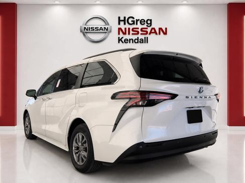 Used 2022 Toyota Sienna XLE FWD image 2