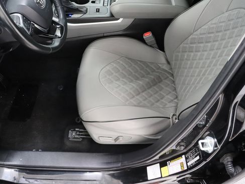 Used 2021 Toyota Highlander LE FWD image 15