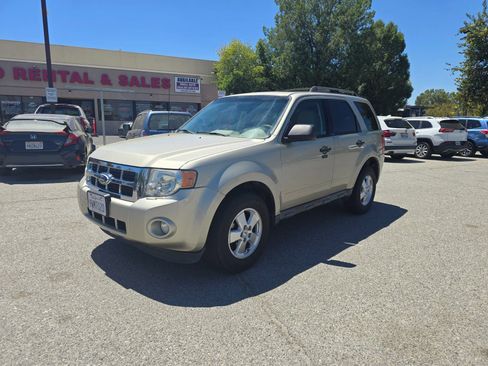 Used 2012 Ford Escape XLT FWD image 1