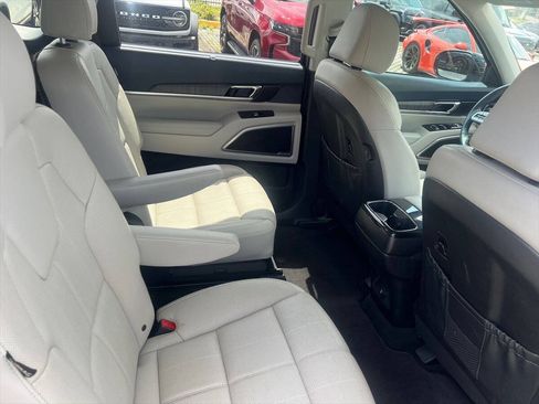 Used 2023 Kia Telluride EX w/ EX Captain's Chair Package FWD image 9