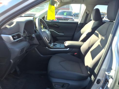Used 2023 Toyota Highlander L image 4