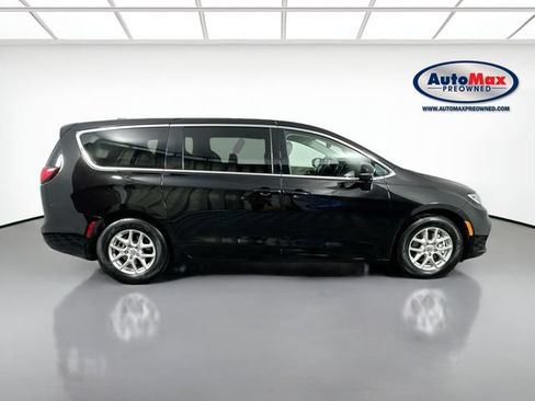 Used 2024 Chrysler Pacifica Touring-L FWD image 10