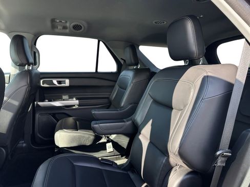 Used 2022 Ford Explorer XLT w/ Equipment Group 202A image 10