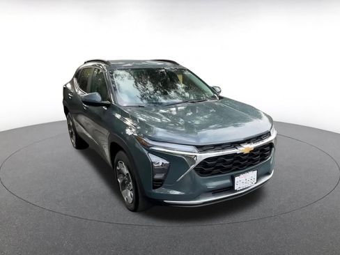 Used 2025 Chevrolet Trax LT w/ LT Convenience Package image 3